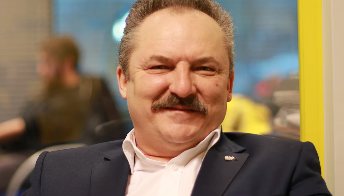 Autorem grudniowej akcji w Sejmie była Nowoczesna - mówił w Porannej rozmowie w RMF FM poseł Kukiz’15 Marek Jakubiak. "Dla mnie nie ma żadnych wątpliwości, bo tuż przed posiedzeniem plenarnym odbyło się spotkanie wszystkich przedstawicieli klubów poselskich z panią Agnieszką Kaczmarską na temat stosunku do dziennikarzy i samych dziennikarzy, doszliśmy do konsensusu, wyszliśmy zadowoleni i pani Wielgus (Joanna Scheuring-Wielgus - red.) wyskoczyła wtedy na trybunę z kartką, już wcześniej wydrukowaną - potem dodrukowano tych kartek "wolne media" - i mówiła o czymś, czego zagrożenia już dawno nie było" - tłumaczył polityk. "Ona rozkręciła aferę" - dodawał.