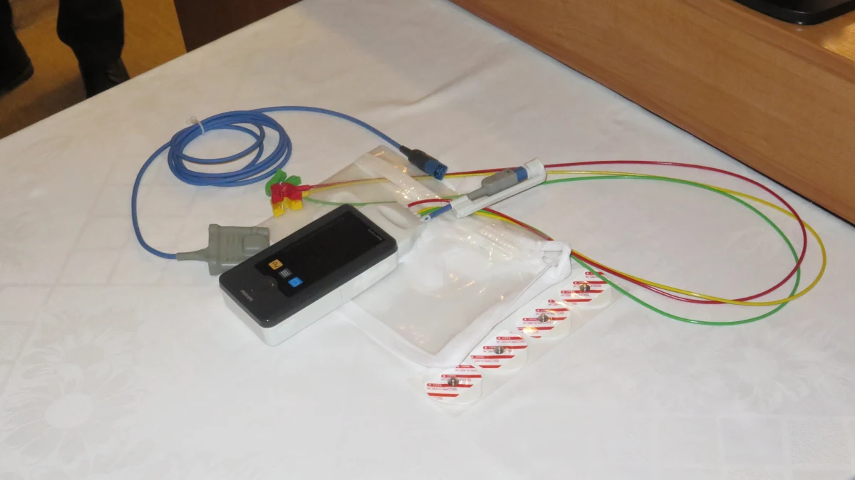 Sprawdzą, czy serce pacjenta bije prawidłowo, a jeśli wydarzy się coś niepokojącego, natychmiast zaalarmują dyżurujące pielęgniarki. Krakowski Szpital Specjalistyczny im. J. Dietla ma już na swoim wyposażeniu cztery nowe urządzenia do telemetrii kardiologicznej. 