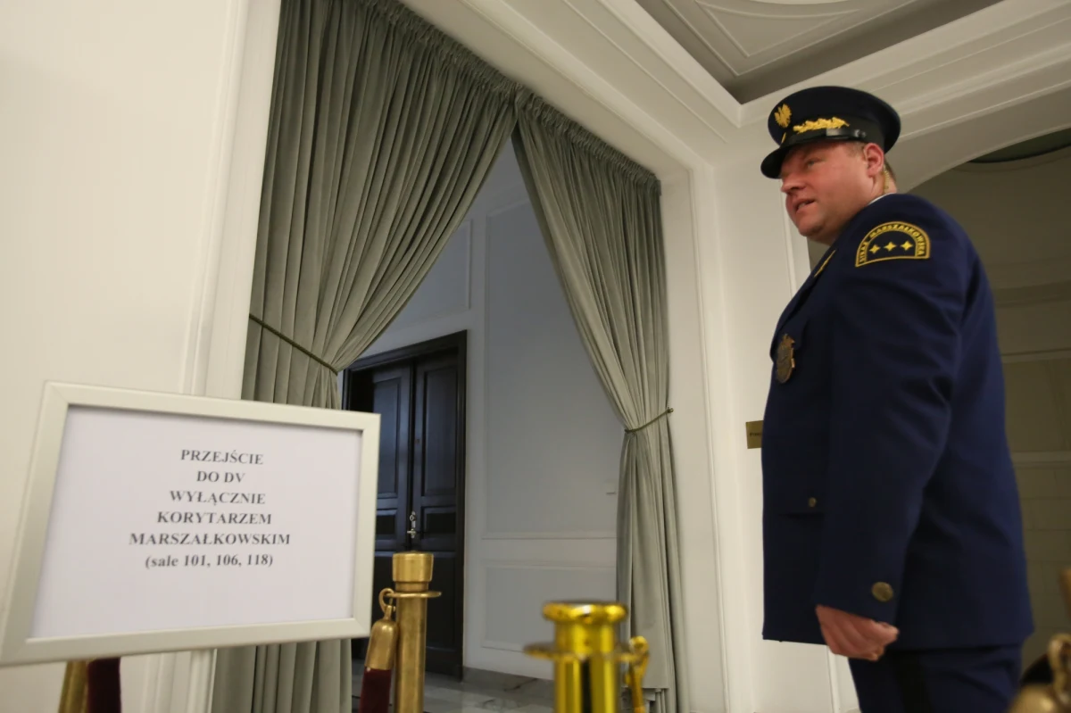 Mimo zapowiedzi, że nic się nie zmienia. W Sejmie w środę przed południem, wróciły ograniczenia dla dziennikarzy. Nie mogli  swobodnie korzystać z korytarza, w którym znajdują się m.in. biuro prasowe PiS i pokój pracy posłów PO. 
