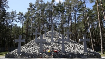 Obraźliwe napisy na polskim cmentarzu w Bykowni 
