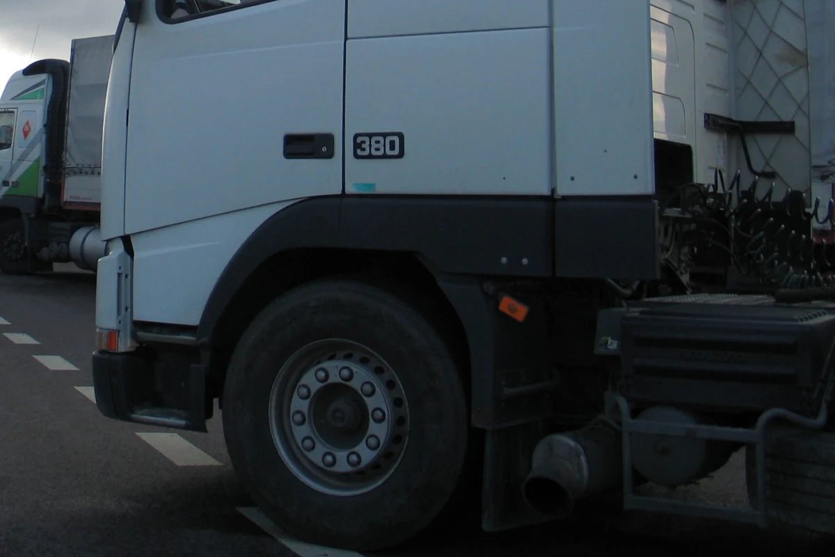 Polski kierowca ciężarówki został zaatakowany w imigranckim getcie pod Paryżem. Został pobity przez czterech napastników uzbrojonych w kije bejsbolowe i noże. Napastnicy ukradli mu ciężarówkę. Spalony pojazd odnaleziono w pobliskim lesie - dowiedział się francuski korespondent RMF FM Marek Gładysz.