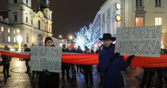 ​"Chcemy żyć w państwie, w którym przestrzegana jest konstytucja". To pierwszy punkt na liście żądań wysuwanych przez młodych demonstrantów w Warszawie. To jedno z miast, w którym dzisiaj manifestują studenci.