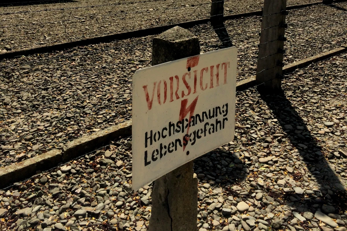 Sformułowanie "polski obóz koncentracyjny" ponownie pojawiło się w zagranicznej prasie, tym razem francuskiej. Użył go regionalny dziennik "Nice-Matin" z Riwiery Francuskiej w reportażu o wycieczce francuskich uczniów do Auschwitz.