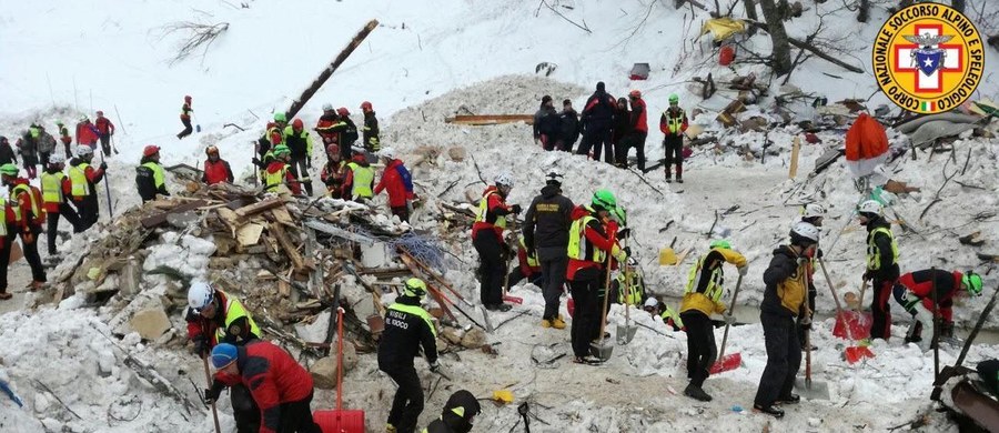Ciało 25. ofiary zejścia lawiny na hotel w Abruzji znaleźli w środę strażacy w siódmym dniu akcji ratunkowej. Nadal poszukują czterech, ostatnich, zaginionych osób.