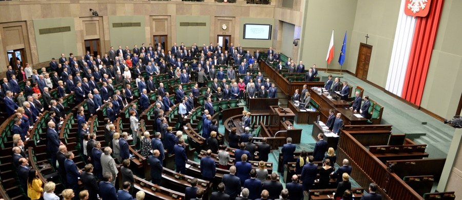 PiS chce zmian w sposobie powoływania członków rad nadzorczych funduszy ochrony środowiska, zwłaszcza wojewódzkich. Według opozycji to zawłaszczanie przez partię rządzącą "kasy i stołków". PO, N i PSL wniosły o odrzucenie projektu ustawy w tej sprawie.