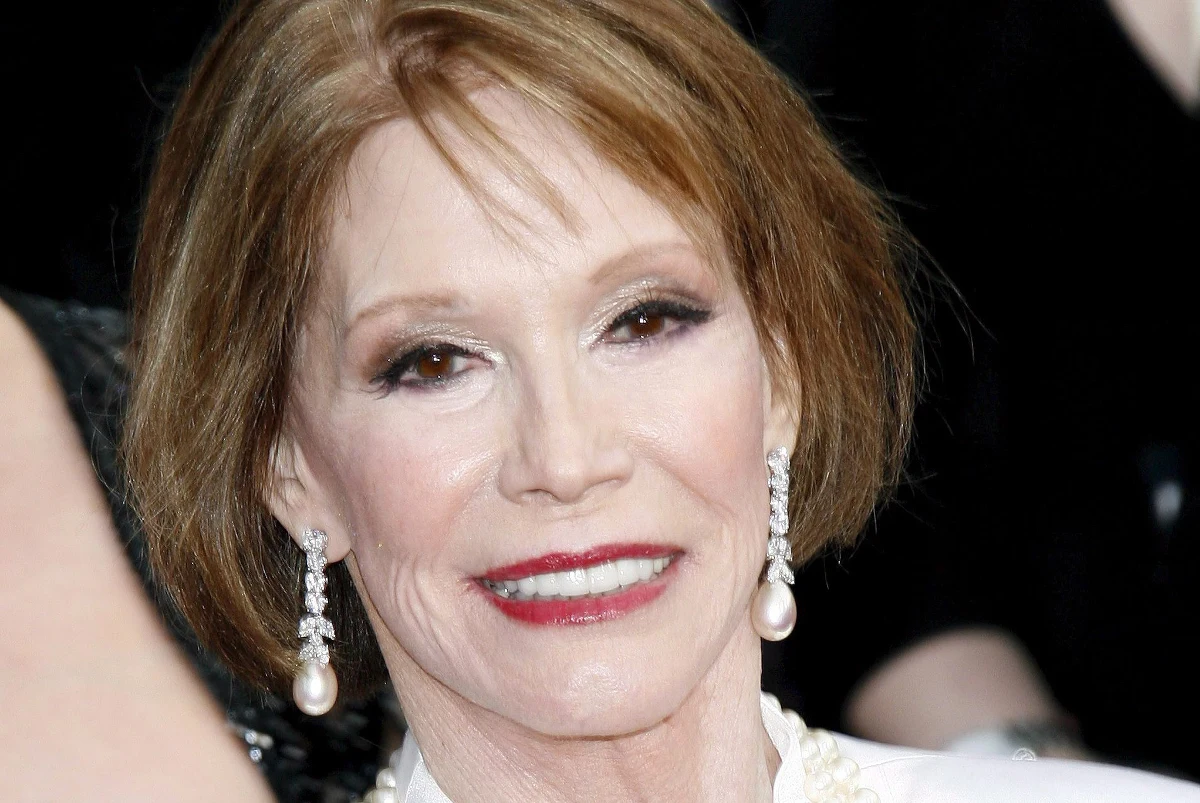 Aktorka i producentka telewizyjna Mary Tyler Moore, znana milionom Amerykanów m.in. z serialu komediowego "The Dick Van Dyke Show" zmarła w środę w szpitalu w miejscowości Greenwich, w stanie Connecticut. Miała 80 lat.