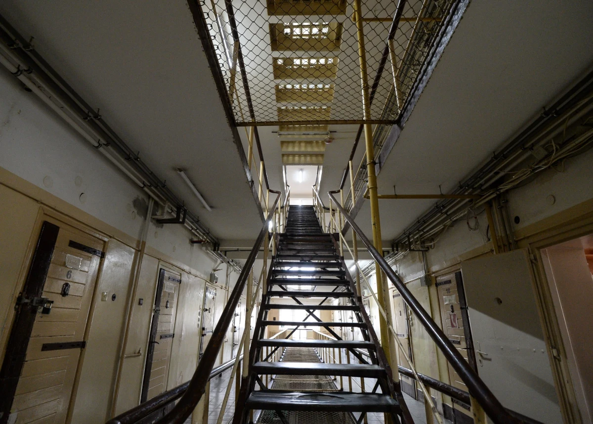 Rok więzienia w zawieszeniu na 2 lata, 3 lata zakazu pracy w instytucjach publicznych, grzywna i ogłoszenie wyroku na tablicy ogłoszeń aresztu. To wyrok dla strażnika więziennego z lubelskiego aresztu śledczego. Mężczyzna miał ukraść m.in. drobny sprzęt AGD. Chodzi o żelazko i maszynkę do strzyżenia, które były na wyposażeniu placówki. Miał też zabierać drobne kwoty z depozytu. 