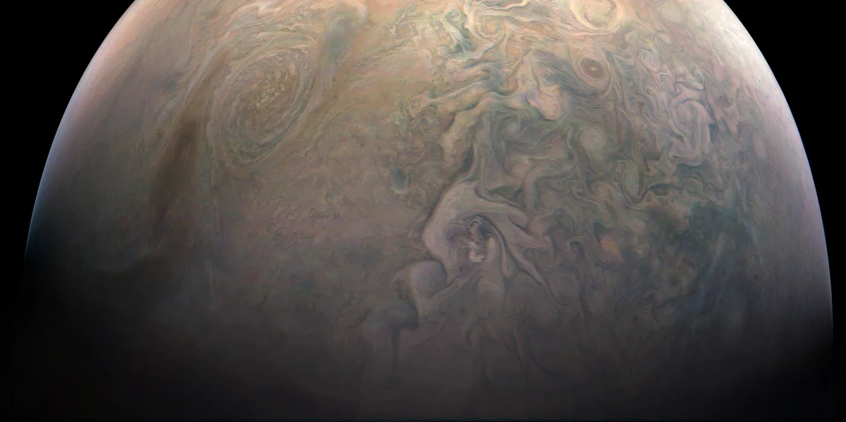 NASA opublikowała najnowsze zdjęcie tak zwanej Małej Czerwonej Plamy, potężnego antycyklonu widocznego na południowej półkuli Jowisza. Burza oznaczona jako NN-LRS-1, obserwowana z Ziemi od 23 lat, jest w tej chwili trzecim co do wielkości antycyklonem na powierzchni największej planety Układu Słonecznego. Sonda Juno wykonała to zdjęcie z pomocą instrumentu JunoCam podczas kolejnego bliskiego przelotu, 11 grudnia 2016 roku, z wysokości około 16600 kilometrów.