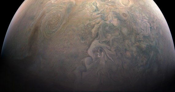NASA opublikowała najnowsze zdjęcie tak zwanej Małej Czerwonej Plamy, potężnego antycyklonu widocznego na południowej półkuli Jowisza. Burza oznaczona jako NN-LRS-1, obserwowana z Ziemi od 23 lat, jest w tej chwili trzecim co do wielkości antycyklonem na powierzchni największej planety Układu Słonecznego. Sonda Juno wykonała to zdjęcie z pomocą instrumentu JunoCam podczas kolejnego bliskiego przelotu, 11 grudnia 2016 roku, z wysokości około 16600 kilometrów.