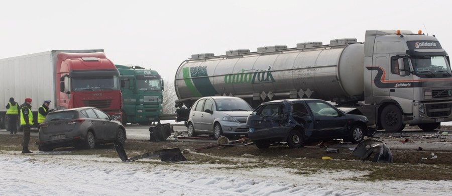 33 osoby zostały w szpitalach - to ranni w dwóch karambolach, do jakich doszło dziś rano na autostradzie A1 koło Piotrkowa Trybunalskiego w Łódzkiem. Na drodze, w gęstej mgle zderzyło się blisko 80 samochodów. :Na podanie jednoznacznej przyczyny tej katastrofy drogowej jeszcze jest za wcześnie, ale można przypuszczać, że zadziałał tu zbieg wielu okoliczności" - mówi rzecznik łódzkiego Komendanta Wojewódzkiego Policji Joanna Kącka.