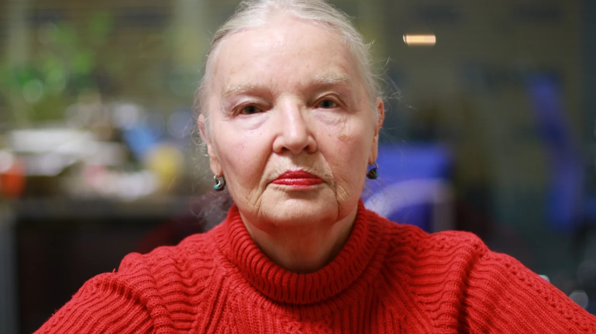 „Nie przewidziałam tego, co się dzieje z państwem, tego obsesyjnego i wąskiego rozumienia demokracji” - powiedziała prof. Jadwiga Staniszkis w Popołudniowej rozmowie w RMF FM. Odniosła się w ten sposób do pytania Marcina Zaborskiego o Jarosława Kaczyńskiego, o którym jeszcze w ubiegłym roku mówiła, że „się postarzał, że coś w nim zgasło”. Pytana o to, kogo zaproponowałaby na kolejnego prezydenta RP, powiedziała: „Na pewno nie Tuska, chociaż on mógłby wygrać z panem Dudą. Ja bardzo krytykowałam jego politykę, jego sposób bycia, jego sposób łamania ludzi we własnej partii w białych rękawiczkach”. „Chciałabym, żeby mówiono o Andrzeju Rzeplińskim, chciałabym, żeby kandydował” - dodała. Prof. Staniszkis odniosła się także do wypadku z udziałem ministra obrony narodowej Antoniego Macierewicza. „Tutaj się myśli, że można sobie pozwolić - jakiś mały funkcjonariusz prowadzący ten samochód, że można jechać na czerwonym świetle. To jest anarchia - przekonanie, że nic nas nie ogranicza” - mówiła. Staniszkis w rozmowie oceniła również pracę premier Beaty Szydło: „Jest dostatecznie odporna, żeby nie dać się złapać w pułapkę, która w PiS-ie jest taka denerwująca, tzn. żeby uznać za normalne to, co jest łamaniem prawa” - powiedziała.