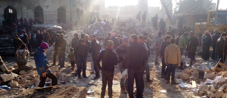 Syryjskie Obserwatorium Praw Człowieka poinformowało, że oddziały Państwa Islamskiego odcięły drogę, którą docierało zaopatrzenie z terytoriów kontrolowanych przez rząd w Damaszku do Aleppo. Syryjskie wojsko dementuje te doniesienia. 