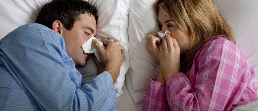 Ogromna fala zachorowań na grypę w całej Polsce - ostrzega Główny Inspektorat Sanitarny. W ostatnim tygodniu na grypę i podobne infekcje zachorowało 230 tysięcy osób. Coraz więcej szpitali wprowadza zakaz odwiedzin pacjentów, żeby uniknąć epidemii. 