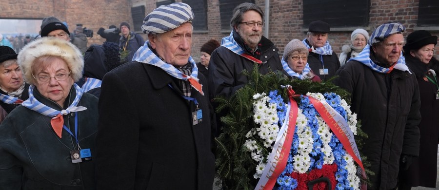 Ok. 40 byłych więźniów niemieckich obozów złożyło kwiaty i zapaliło znicze przed Ścianą Straceń w Auschwitz I. Był to pierwszy element obchodów 72. rocznicy wyzwolenia obozu, która przypada 27 stycznia.
