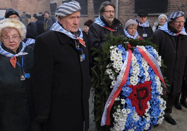 72. rocznica wyzwolenia Auschwitz. Byli więźniowie złożyli kwiaty przed Ścianą Straceń