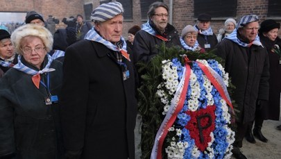 72. rocznica wyzwolenia Auschwitz. Byli więźniowie złożyli kwiaty przed Ścianą Straceń