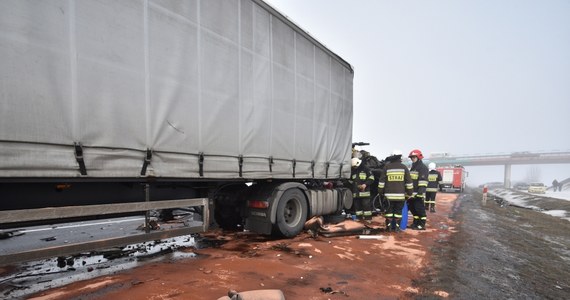 Koniec z wyprzedzaniem ciężarówek przez ciężarówki na drogach krajowych i autostradach. Minister Infrastruktury i Budownictwa Andrzej Adamczyk zapowiada w rozmowie z RMF FM wprowadzenie zakazu takich manewrów. "Uważam, że po wielu miesiącach apeli i różnego rodzaju monitów do Ministerstwa Infrastruktury i Krajowej Rady Bezpieczeństwa Ruchu Drogowego warto zastanowić się nad zmianą przepisów" - dodaje. 