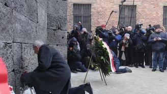 72. rocznica wyzwolenia Auschwitz. Byli więźniowie złożyli kwiaty pod Ścianą Straceń