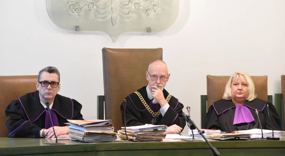 Troje byłych policjantów, oskarżonych o niedopełnienie obowiązków podczas akcji zatrzymania groźnych przestępców w Magdalence w 2003 roku, zostało prawomocnie uniewinnionych. Warszawski sąd apelacyjny utrzymał w mocy zaskarżony wyrok. Podczas akcji 
 zginęło dwóch policjantów, a 16 zostało rannych. W tej sprawie przed sądami pierwszej instancji zapadły już trzy wyroki uniewinniające. Za każdym razem sądy apelacyjne zwracały sprawę do powtórnego rozpatrzenia.