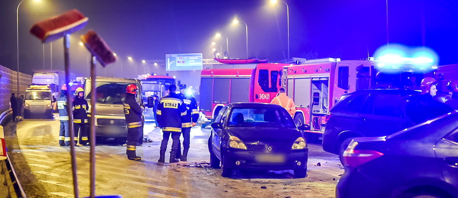 Samochody przewożące Antoniego Macierewicza z Torunia do Warszawy mogły wcale nie tworzyć kolumny pojazdów uprzywilejowanych. W związku z tym mogły też nie mieć prawa do łamania części przepisów ruchu drogowego. Według jednego ze świadków kolumna nie sygnalizowała zbliżania się sygnałem dźwiękowym, a to warunek uznania za pojazdy uprzywilejowane.