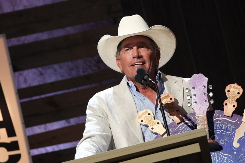 Gwiazdor country George Strait spełni marzenie swojego nastoletniego fana, który traci słuch.