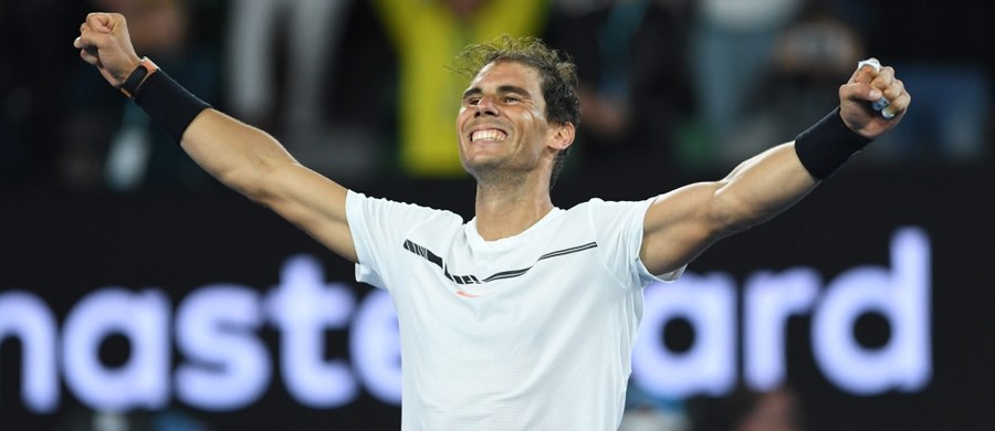 Rafael Nadal awansował do finału Australian Open. Po niezwykle emocjonującym, blisko pięciogodzinnym finale pokonał Bułgara Grigora Dimitrova 6:3, 5:7, 7:6, 6:7, 6:4. W niedzielnym finale Hiszpan zagra ze Szwajcarem Rogerem Federerem. Ich rywalizacja - przez wielu uznawana za kultową, a może i legendarną część światowego tenisa XXI wieku, jest nawet nazywana "Fedal". To będzie ich 35 pojedynek. Czwarty na kortach w Melbourne.