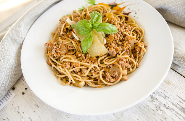 Przepis na idealne spaghetti bolognese sięga czasów średniowiecza. Od tego czasu ten klasyczny przepis z włoskiej kuchni podbił cały świat. W kilkanaście minut można przygotować wyborny ciepły sos mięsny, który przepełniony jest również warzywami, pomidorami, czerwonym winem i podlany oliwą. Jak zrobić makaron z sosem bolońskim? Zobaczcie nasz poradnik - dzięki niemu przygotowanie ulubionego włoskiego sosu do makaronu będzie jeszcze przyjemniejsze!