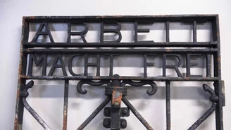 Skradziona brama z napisem "Arbeit macht frei" wraca do Dachau 