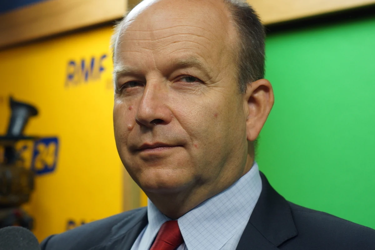 „Jeśli pan mnie pyta o oszczędności w służbie zdrowia, to ich nie ma i nie będzie. Bo w służbie zdrowia jest pieniędzy za mało” - stwierdził szef resortu zdrowia Konstanty Radziwiłł w Popołudniowej rozmowie w RMF FM. „Fundusz (NFZ) nie zniknie dlatego, że jest strasznie zły - niektórzy tak mówią. Zniknie dlatego, że jest narzędziem, albo instytucją, ramieniem tzw. powszechnego ubezpieczenia zdrowotnego” - tłumaczył minister zdrowia Konstanty Radziwiłł w Popołudniowej rozmowie w RMF FM. „Wiele osób (…) pracuje na tzw. umowie o dzieło. To nie są Marsjanie. To są konkretni ludzie, którzy dzisiaj nie mają prawa się leczyć” - zaznaczył minister zdrowia. Pytany o smog odparł: „To nie jest rzecz, którą można rozwiązać z dnia na dzień. I głównie leży poza resortem zdrowia”. „Najbardziej śmieszna jest sytuacja, gdy człowiek, który pali papierosy, wkłada maseczkę, kiedy wychodzi na dwór” - ocenił Radziwiłł.