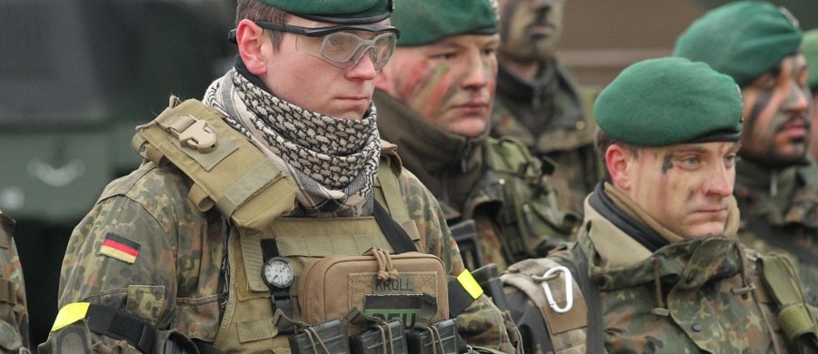 W ośrodku szkoleniowym Bundeswehry w Pfullendorf dochodziło do znęcania się nad żołnierzami i poniżania ich, a także do zmuszania do czynności seksualnych - podał "Spiegel online".  Siedmiu wojskowych zawieszono w obowiązkach służbowych.