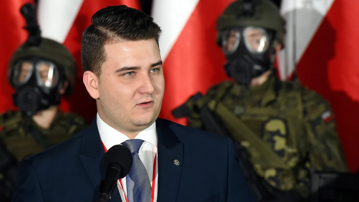 Rozmawiałam z szefem MON o Bartłomieju Misiewiczu – powiedziała w RMF FM premier Beata Szydło. Stwierdziła, że jej zdaniem Antoni Macierewicz podjął już decyzję w sprawie przyszłości rzecznika swojego resortu. 
