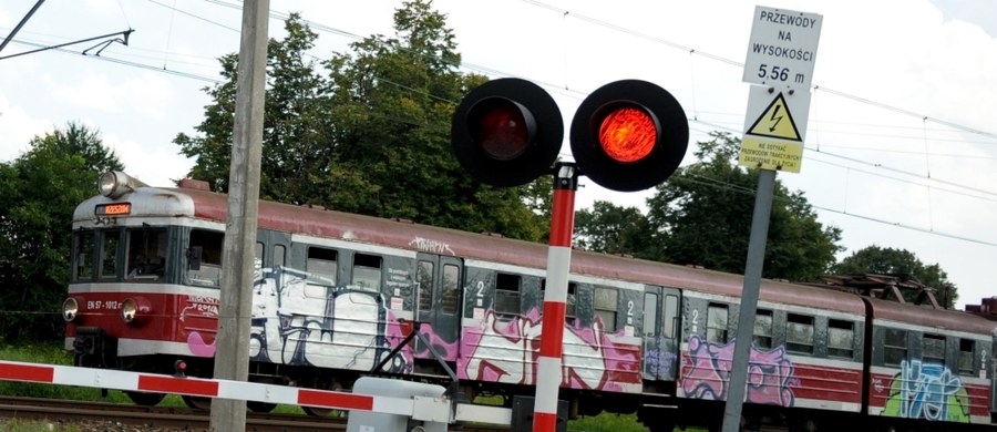 Pogorszył się poziom bezpieczeństwa na przejazdach kolejowych w latach 2014-2015 - wynika z raportu Najwyższej Izby Kontroli. W dokumencie czytamy m.in., że zarządcy linii kolejowych i zarządcy dróg nie wykonywali należycie działań związanych z zapewnieniem bezpieczeństwa na przejazdach kolejowych 