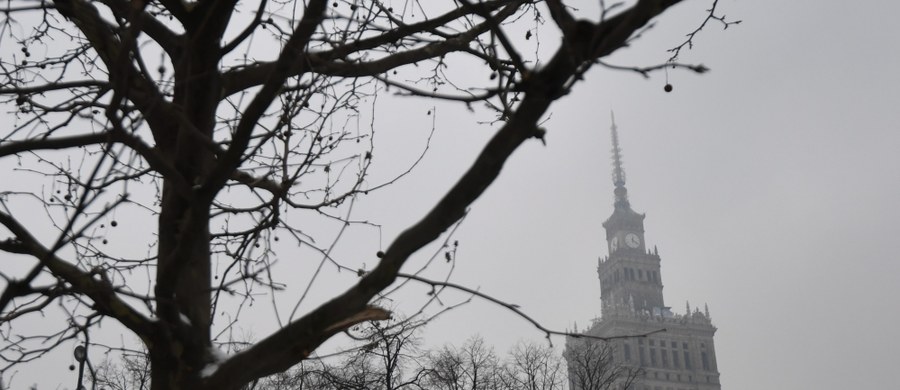 "Uwaga smog! Duże stężenie pyłu PM10 na południu i w centralnej Polsce. Pamiętajcie o zasadach bezpieczeństwa" - informuje Rządowe Centrum Bezpieczeństwa. W związku z zagrożeniem smogiem RCB apeluje, by zrezygnować z jazdy samochodem i korzystać z komunikacji publicznej oraz ograniczyć aktywność sportową na powietrzu.