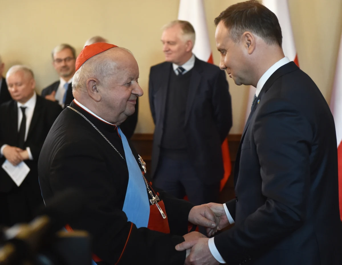 Prezydent Andrzej Duda wręczył Order Orła Białego kardynałowi Stanisławowi Dziwiszowi. Kard. Stanisław Dziwisz był 76. biskupem krakowskim. Metropolitą mianował go 3 czerwca 2005 r. papież Benedykt XVI, a ingres do Katedry na Wawelu i objęcie urzędu przez abp Dziwisza nastąpiło 27 sierpnia 2005 r. Wcześniej przez niemal 27 lat jako ksiądz, a potem biskup, był osobistym sekretarzem papieża Jana Pawła II, jego doradcą, przyjacielem, powiernikiem i opiekunem.
