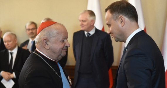 Prezydent Andrzej Duda wręczył Order Orła Białego kardynałowi Stanisławowi Dziwiszowi. Kard. Stanisław Dziwisz był 76. biskupem krakowskim. Metropolitą mianował go 3 czerwca 2005 r. papież Benedykt XVI, a ingres do Katedry na Wawelu i objęcie urzędu przez abp Dziwisza nastąpiło 27 sierpnia 2005 r. Wcześniej przez niemal 27 lat jako ksiądz, a potem biskup, był osobistym sekretarzem papieża Jana Pawła II, jego doradcą, przyjacielem, powiernikiem i opiekunem.