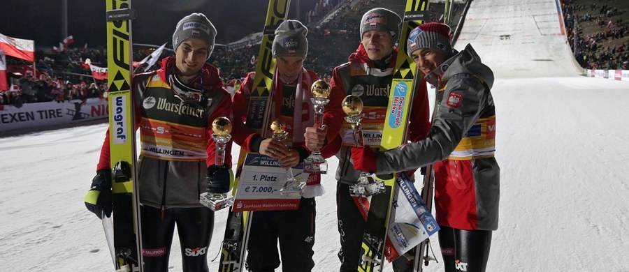 Polscy skoczkowie narciarscy - Piotr Żyła, Dawid Kubacki, Maciej Kot i Kamil Stoch - wygrali drużynowy konkurs Pucharu Świata w niemieckim Willingen. To drugi taki sukces biało-czerwonych w historii i jednocześnie w tym sezonie. Polacy zwyciężyli zdecydowanie, uzyskując 931,5 pkt. Wyprzedzili Austriaków - 919,2 pkt oraz Niemców - 910,7 pkt. Na niedzielę zaplanowano konkurs indywidualny.