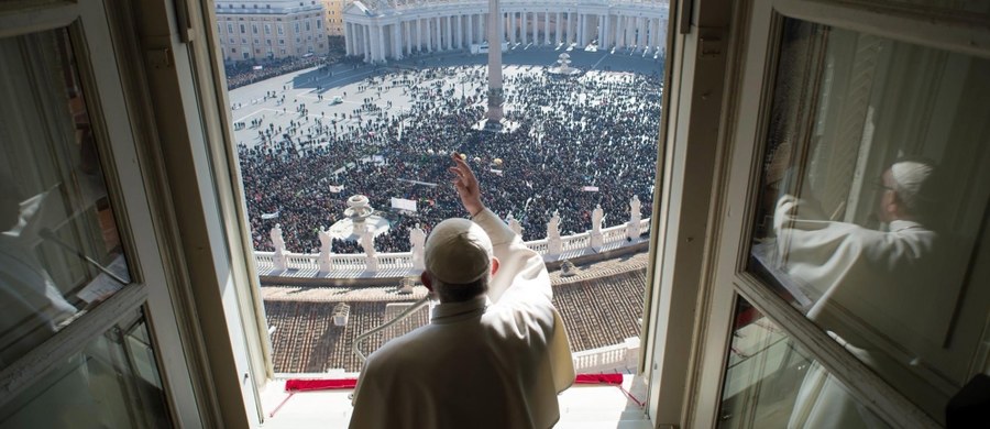 Papież Franciszek jako wzór wskazał chrześcijanina, który nie pokłada ufności w bogactwie materialnym, nie upiera się przy swoim zdaniu, ale słucha i szanuje innych. Gdyby w naszych wspólnotach było więcej takich ludzi, byłoby mniej podziałów i sporów - dodał.