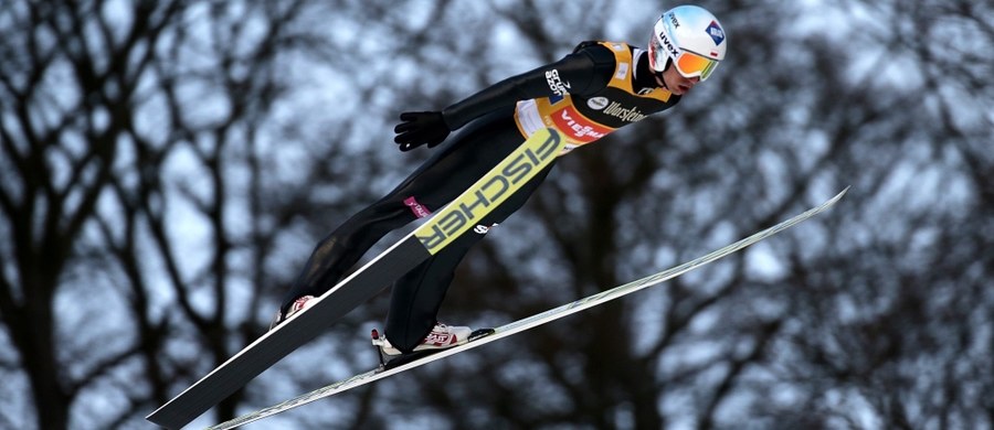 Kamil Stoch zajął piąte miejsce w konkursie Pucharu Świata w skokach narciarskich w niemieckim Willingen, ale utrzymał prowadzenie w klasyfikacji generalnej cyklu. Zwyciężył Niemiec Andreas Wellinger, przed Austriakami Stefanem Kraftem i Manuelem Fettnerem. Dziesiąty był Piotr Żyła, 13. Maciej Kot. Tuż za nim uplasował się Dawid Kubacki, a na 15. pozycji zawody ukończył Jan Ziobro. W sobotę biało-czerwoni wygrali konkurs drużynowy.