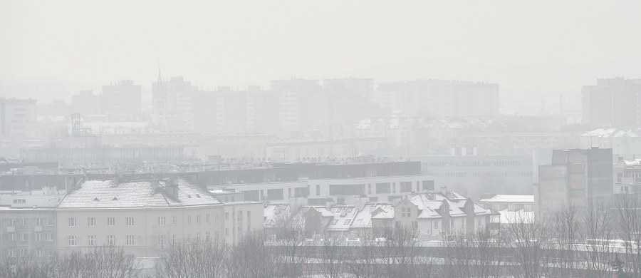 Ze względu na bardzo złą jakość powietrza przez cały weekend, w poniedziałek - już trzeci dzień z rzędu - kierowcy będą mogli skorzystać z darmowej komunikacji miejskiej. 