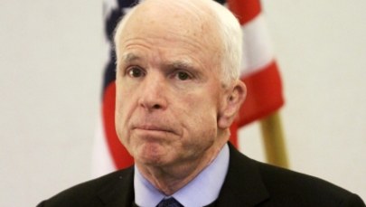 McCain: Dekret w sprawie migracji niejasny, budzi wątpliwości