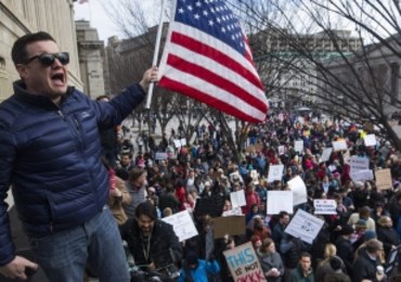 Antyimigracyjny dekret Trumpa krytykowany na świecie. Protesty przed Białym Domem