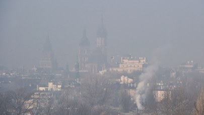 Smog nie odpuszcza. Bezpłatna komunikacja w Krakowie i darmowe przejazdy Kolejami Śląskimi