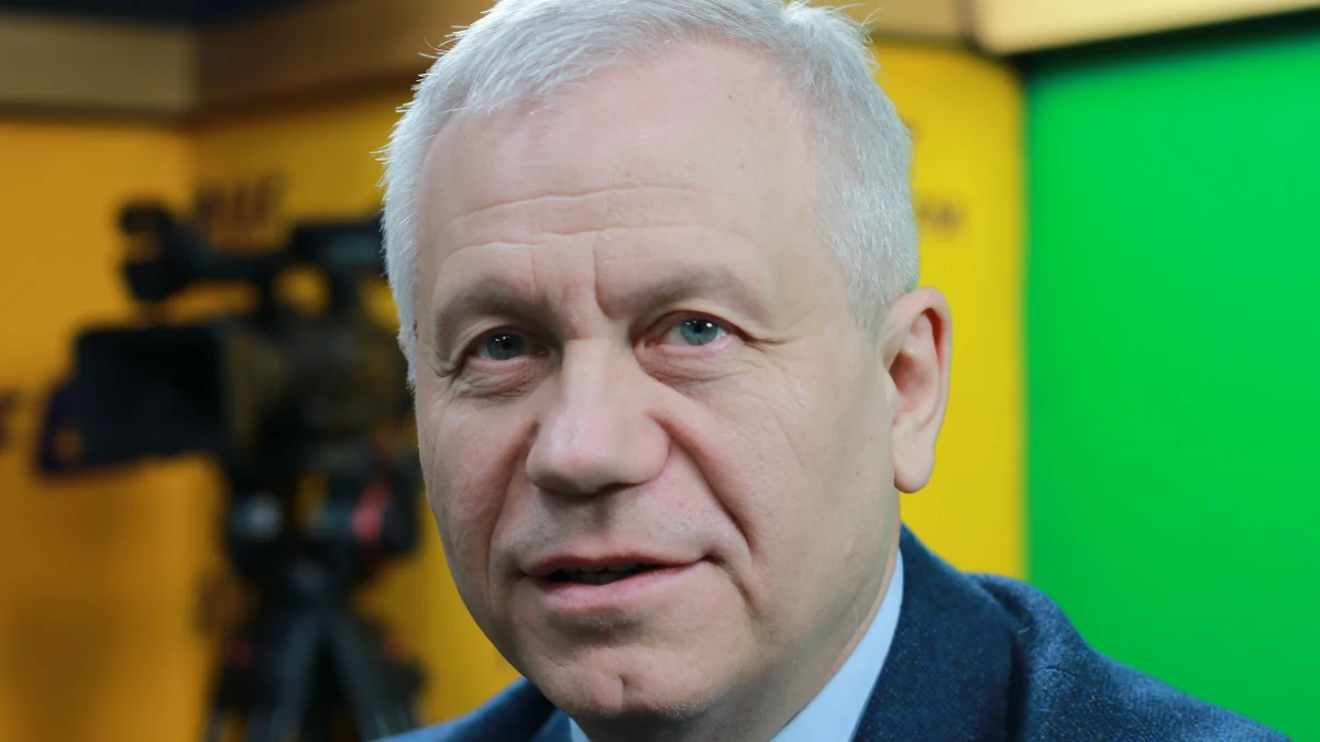 "Są sprawy o które trzeba walczyć. Bez mitologii. Ja nie rzucam wyzwania Jarosławowi Kaczyńskiemu. Nie mówię też sprawdzam. My udzielamy wsparcia każdej inicjatywie, która walczy o życie" - mówi o projekcie całkowitego zakazu aborcji Polskiej Federacji Obrońców Ochrony Życia gość Roberta Mazurka w RMF FM Marek Jurek przewodniczący Prawicy Rzeczpospolitej. Pytany o najlepszego ministra Marek Jurek odpowiada: Pięćset plus to wielkie gratulacje dla minister Elżbiety Rafalskiej. Zrobiła coś, czego nikt inny nie zrobił. Ale za późno. Gdyby to stało się 10 lat temu, tego kryzysu demograficznego nie byłoby. Program Mieszkanie plus dobra obietnica - dodaje gość Roberta Mazurka w RMF FM. 