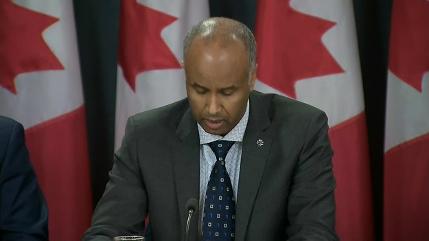 Kanadyjski minister ds. imigracji Ahmed Hussen oświadczył w niedzielę, że jego kraj zaoferuje tymczasowy pobyt osobom, którym odmówiono wjazdu do USA z Kanady.