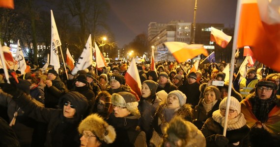 Sześć osób usłyszało do tej pory zarzuty w śledztwie, związanym z wydarzeniami  przed Sejmem 16 grudnia ubiegłego roku. Prokuratura nadal poszukuje 15 uczestników grudniowych wydarzeń. 