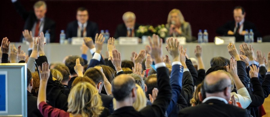 ​Sędziowie z całej Polski przeciwko zmianom w ustawie o Krajowej Radzie Sądownictwa. Proponowane przez resort sprawiedliwości zmiany w ustawie o KRS naruszają podstawowe zasady konstytucyjne i prowadzą do podporządkowania wymiaru sprawiedliwości politykom - tak twierdzą sędziowie, którzy dziś zgromadzili się w Warszawie.