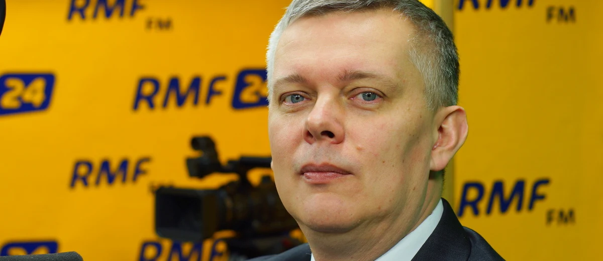 "Wybory mogą być wcześniej. Coś jest na rzeczy. PiS i Jarosław Kaczyński dziwnie się zachowują" - mówi Tomasz Siemoniak, który w PO został koordynatorem ds. wyborów samorządowych. Jak podkreśla: warto mieć liderów, warto ich pokazać. Rafał Trzaskowski na prezydenta Warszawy? "To dobry pomysł" - mówi Tomasz Siemoniak. Pytany o aferę reprywatyzacyjną w Warszawie gość Roberta Mazurka w RMF FM odpowiada: "Sprawa toczy się wiele miesięcy. Od wczoraj mamy nową odsłonę, bo zatrzymano kilka osób. Poczekajmy na konkretne ustalenia". Zdaniem Tomasza Siemoniaka, "jest jasne, że odpowiedzialność polityczną ponosi prezydent Warszawy". "Ale to nie może być tak, że twarzą afery reprywatyzacyjnej jest jedynie Hanna Gronkiewicz-Waltz" - tłumaczy poranny gość RMF FM.