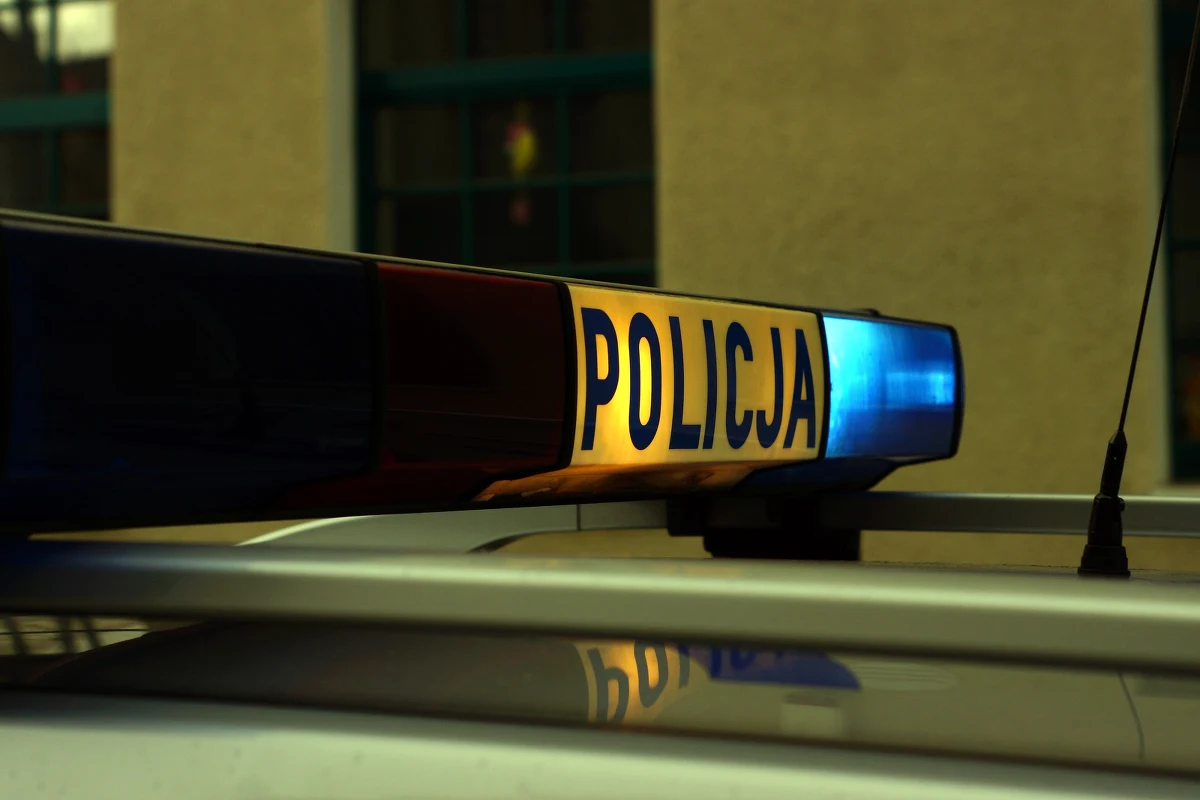 ​Małopolska policja sprawdza niepokojące doniesienia z podkrakowskich miejscowości o rzekomo grasującym tam pedofilu. Mężczyzna ma jeździć ciemnym autem i zaczepiać dzieci.