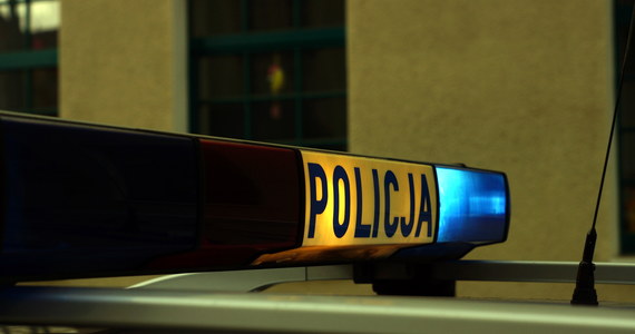 ​Małopolska policja sprawdza niepokojące doniesienia z podkrakowskich miejscowości o rzekomo grasującym tam pedofilu. Mężczyzna ma jeździć ciemnym autem i zaczepiać dzieci.