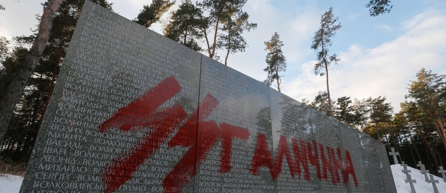 Ekipy konserwatorskie usunęły część napisów naniesionych w zeszłym tygodniu farbą przez wandali na polskim cmentarzu wojskowym w Bykowni pod Kijowem - poinformował w poniedziałek PAP dyrektor nekropolii Bohdan Bilasziwski.